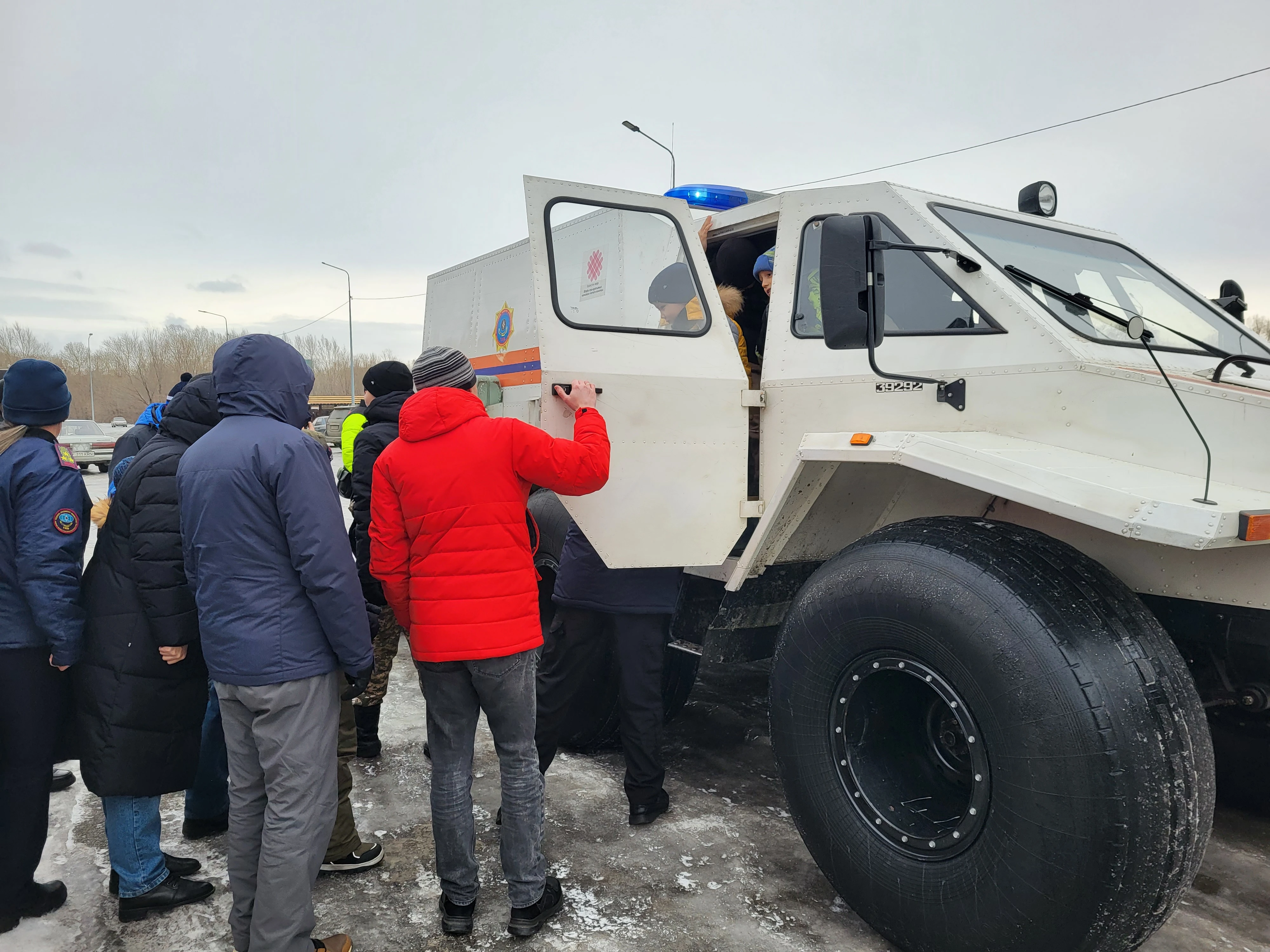 Новогодний сюрприз юным жителям Усть-Каменогорска устроили спасатели  региона » Новости Усть-Каменогорска и ВКО свежие на сегодня | ALTAINEWS