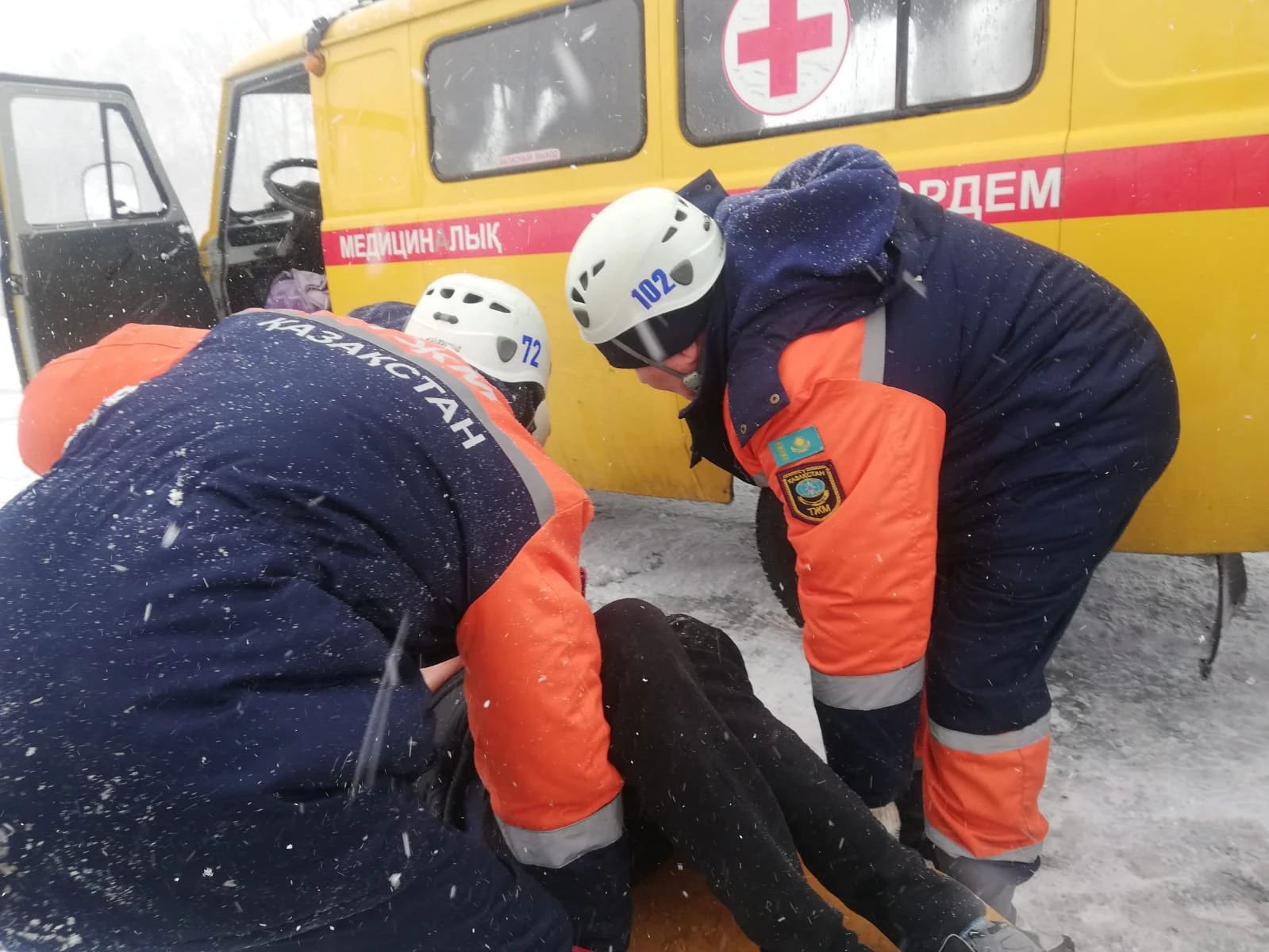 Спасатель с большим членом спас девушку смотреть порно онлайн или скачать