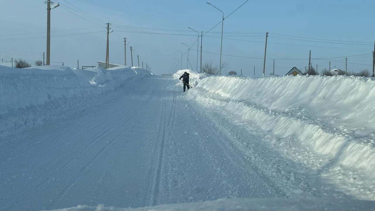 В селе Маркаколь продолжают чистить дороги, несмотря на сильный мороз  (видео) » Новости Усть-Каменогорска и ВКО свежие на сегодня | ALTAINEWS