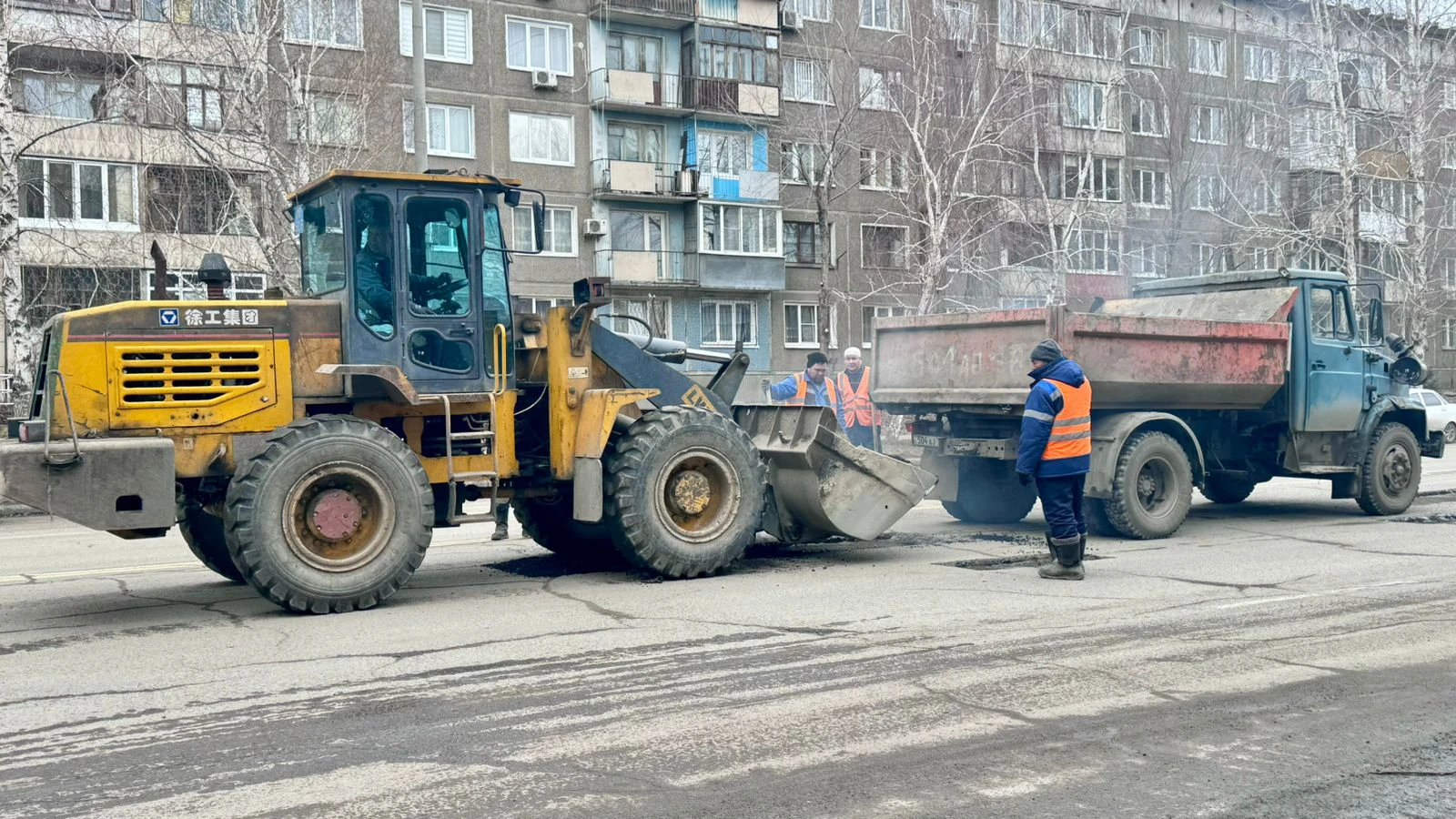 Более 60 заявок за два дня поступило от жителей Усть-Каменогорска на  ямочный ремонт дорог (видео) » Новости Усть-Каменогорска и ВКО свежие на  сегодня | ALTAINEWS