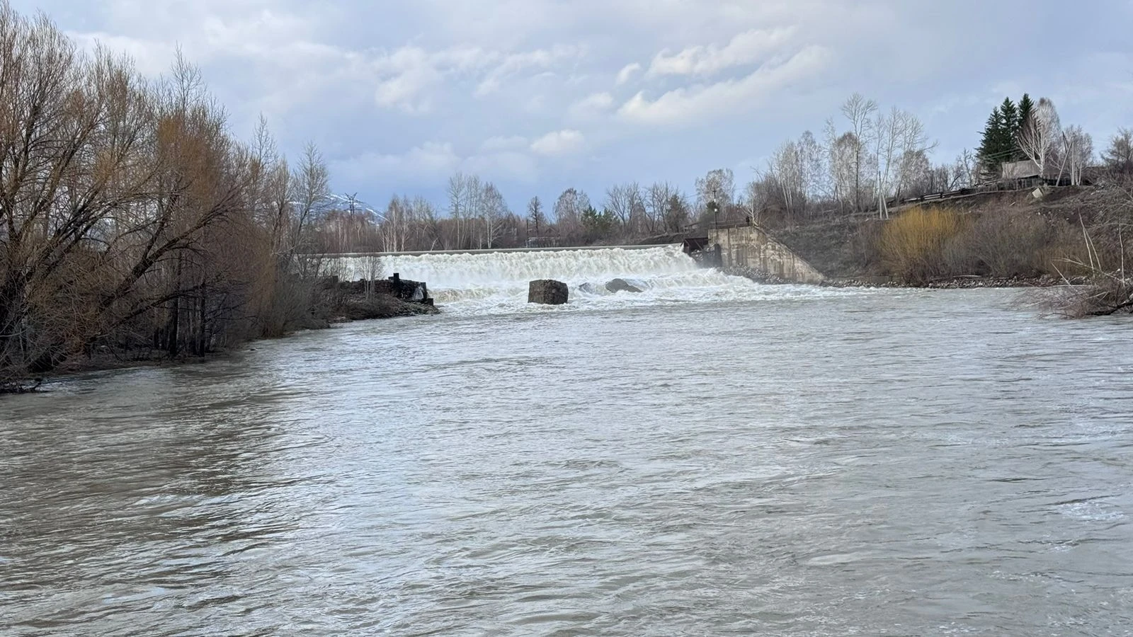 В Риддере уровень воды в гидросооружениях не представляет опасности для  населения (видео) » Новости Усть-Каменогорска и ВКО свежие на сегодня |  ALTAINEWS