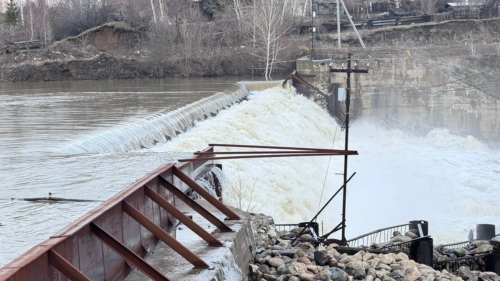 В Риддере уровень воды в гидросооружениях не представляет опасности для  населения (видео) » Новости Усть-Каменогорска и ВКО свежие на сегодня |  ALTAINEWS