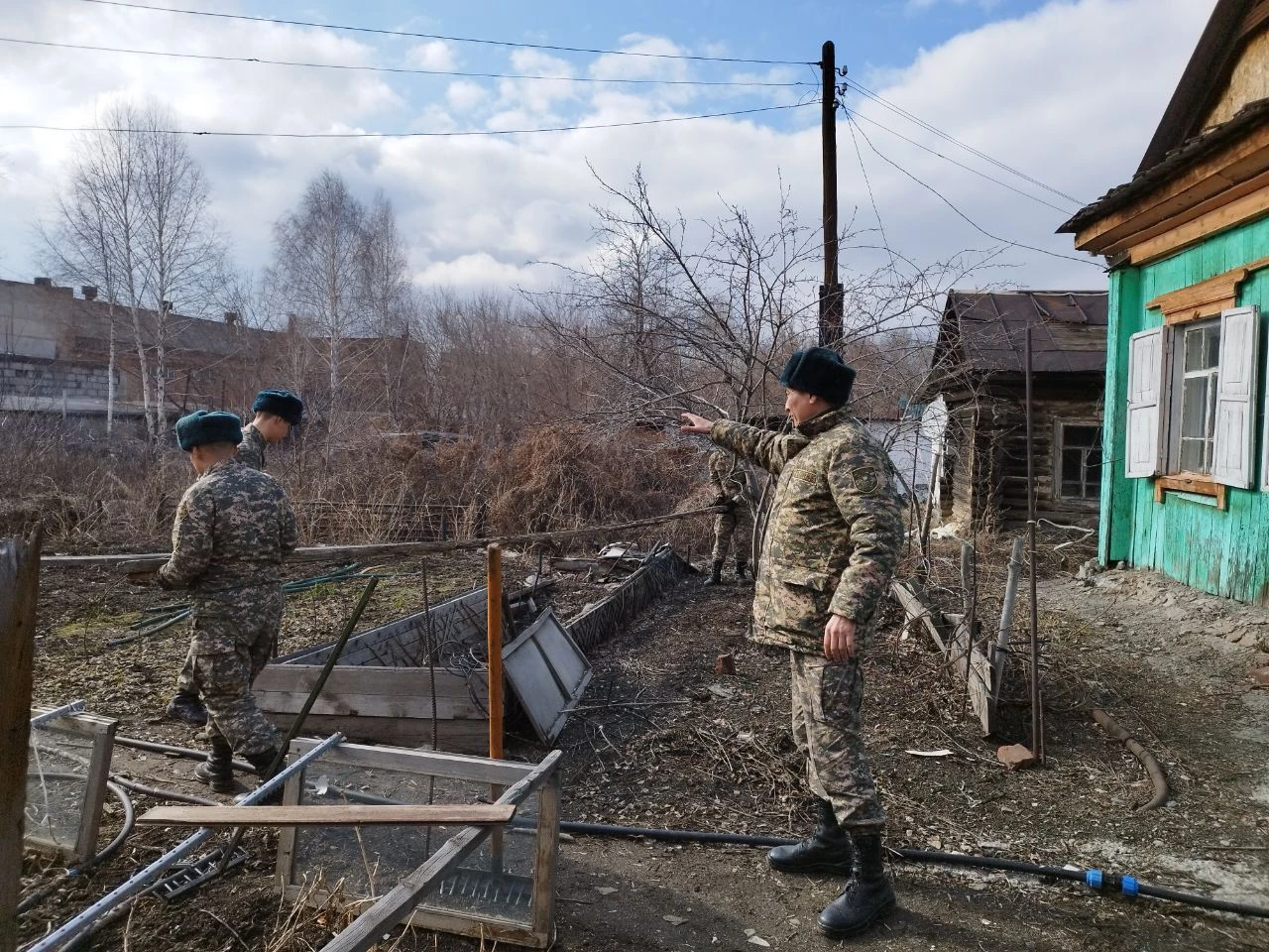 Военнослужащие Восточного Казахстана помогли ветерану ВОВ очистить  территорию частного дома » Новости Усть-Каменогорска и ВКО свежие на  сегодня | ALTAINEWS