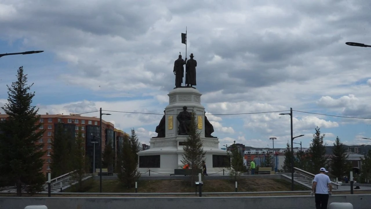 Молодежь Усть-Каменогорска привела в порядок территорию монумента  Независимости (видео) » Новости Усть-Каменогорска и ВКО свежие на сегодня |  ALTAINEWS