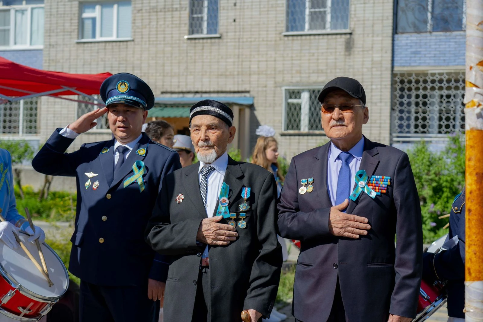 Парад во дворе дома ветерана Курмата Рахимова провели полицейские ВКО »  Новости Усть-Каменогорска и ВКО свежие на сегодня | ALTAINEWS