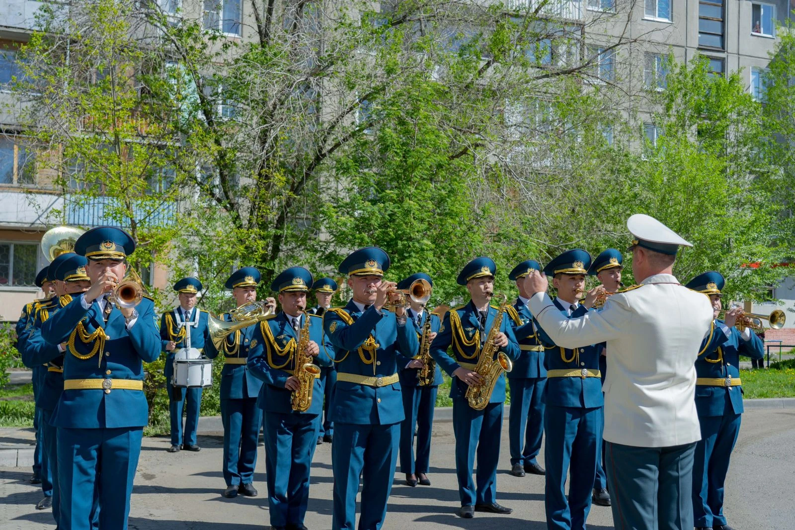 Парад во дворе дома ветерана Курмата Рахимова провели полицейские ВКО »  Новости Усть-Каменогорска и ВКО свежие на сегодня | ALTAINEWS