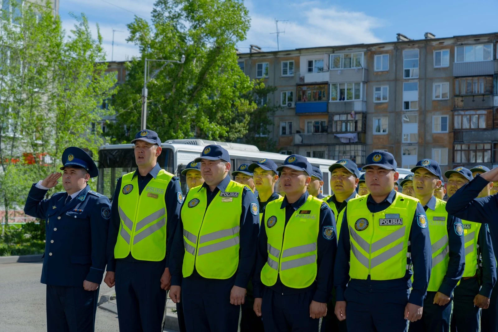 Парад во дворе дома ветерана Курмата Рахимова провели полицейские ВКО »  Новости Усть-Каменогорска и ВКО свежие на сегодня | ALTAINEWS