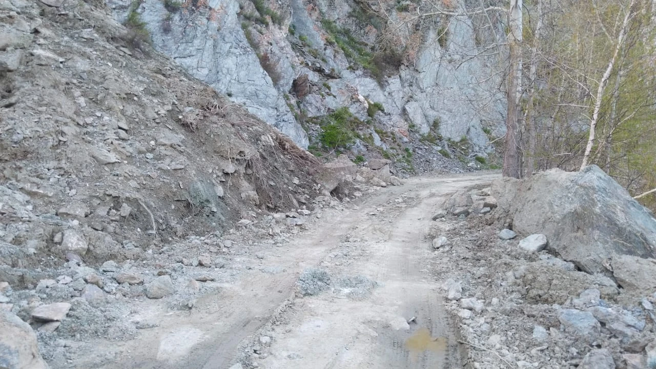 На трассе в ВКО произошло сползание грунта на косогорье (видео) » Новости  Усть-Каменогорска и ВКО свежие на сегодня | ALTAINEWS