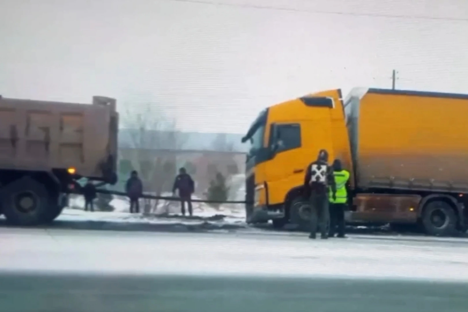 В Казахстане полицейские вытащили из кювета иностранца на фуре (видео) »  Новости Усть-Каменогорска и ВКО свежие на сегодня | ALTAINEWS