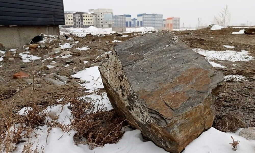 Большие и маленькие булыжники, обломки кирпича и куски цемента, оставшиеся после строительства. Фото автора. f315319c-7fc9-4844-b3aa-e6d799fc2893.jpg