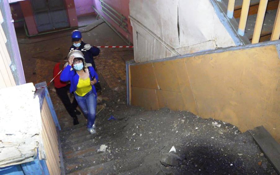 жителей сопровождают спасатели.jpg