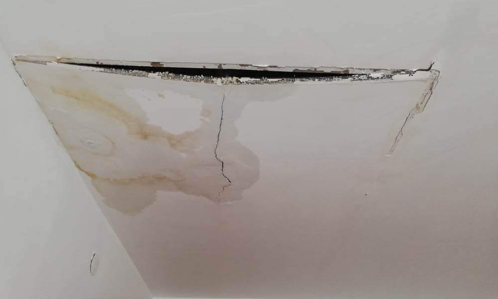 Именно отсюда побежала вода среди ночи в квартире Арайлым Асеновой. Фото предоставлено хозяйкой квартиры. e2b2513a-0fd3-4f0a-bc85-0bbbdff9e649.jpg